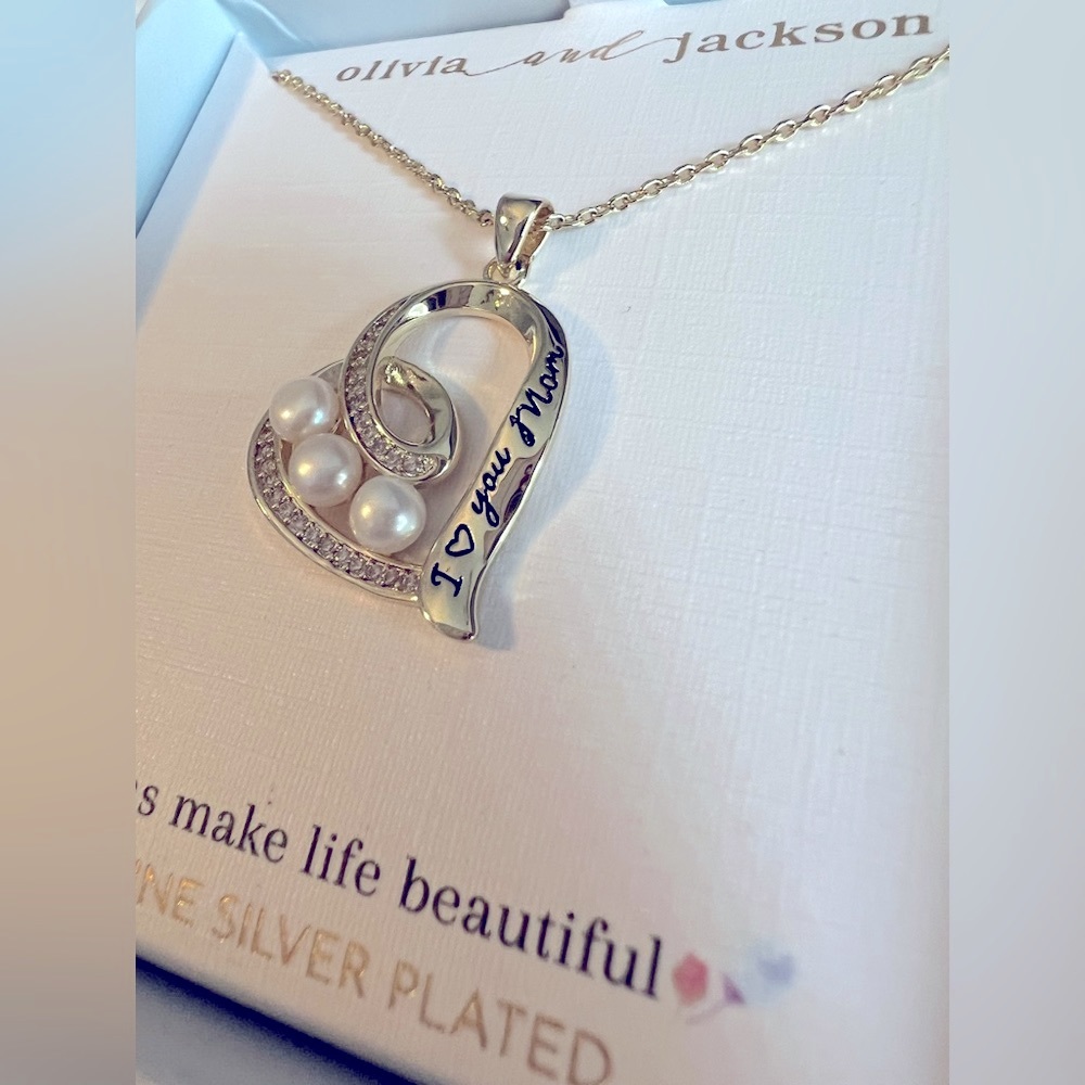 New in box “I love you mom” necklace